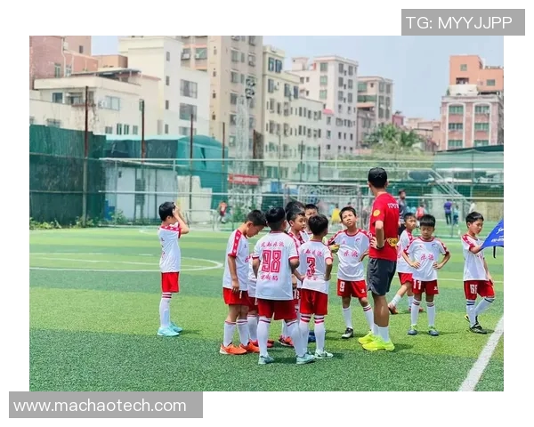 广州足球队技术变革引发热议:探索新战术与青训体系的未来发展之路 广州足球队技术变革引发热议:探索新战术与青训体系的未来发展之路