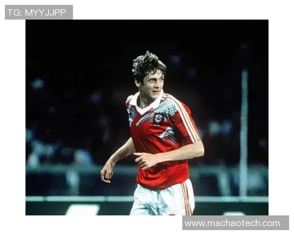 足球巨星的传奇人生:从草根到巅峰的奋斗故事与荣耀时刻 足球巨星的传奇人生:从草根到巅峰的奋斗故事与荣耀时刻